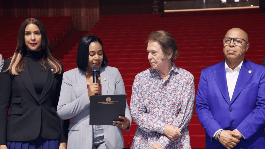Las diputadas Selinée Méndez y Eduviges Batista con el cantante Raphael y el presidente de la Cámara Baja, Alfredo Pacheco.